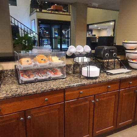 Comfort Inn & Suites Leeds I-20 Екстериор снимка