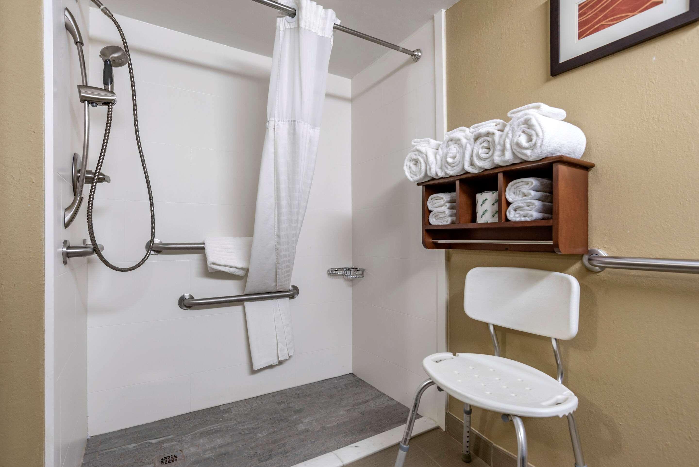 Comfort Inn & Suites Leeds I-20 Екстериор снимка