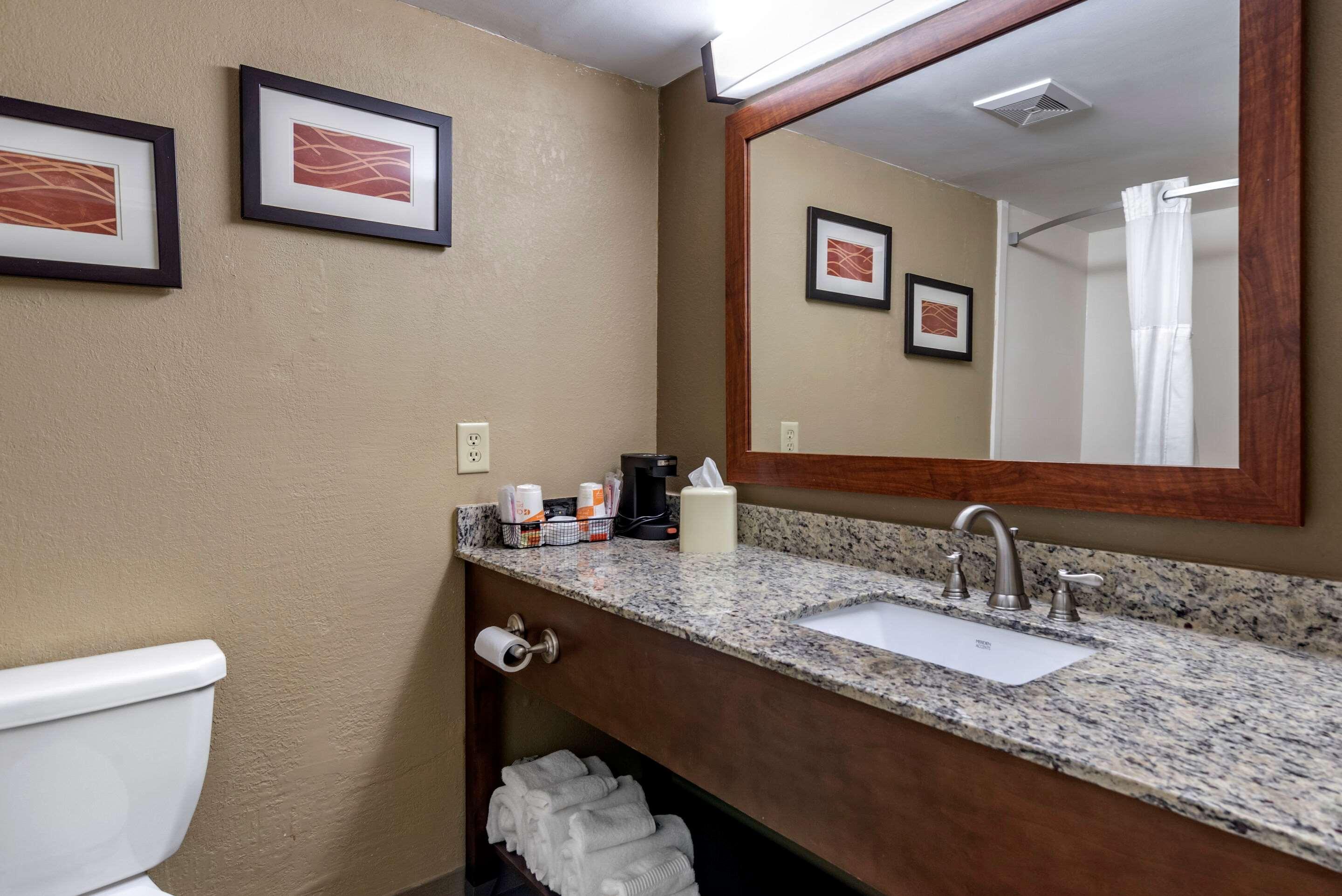Comfort Inn & Suites Leeds I-20 Екстериор снимка