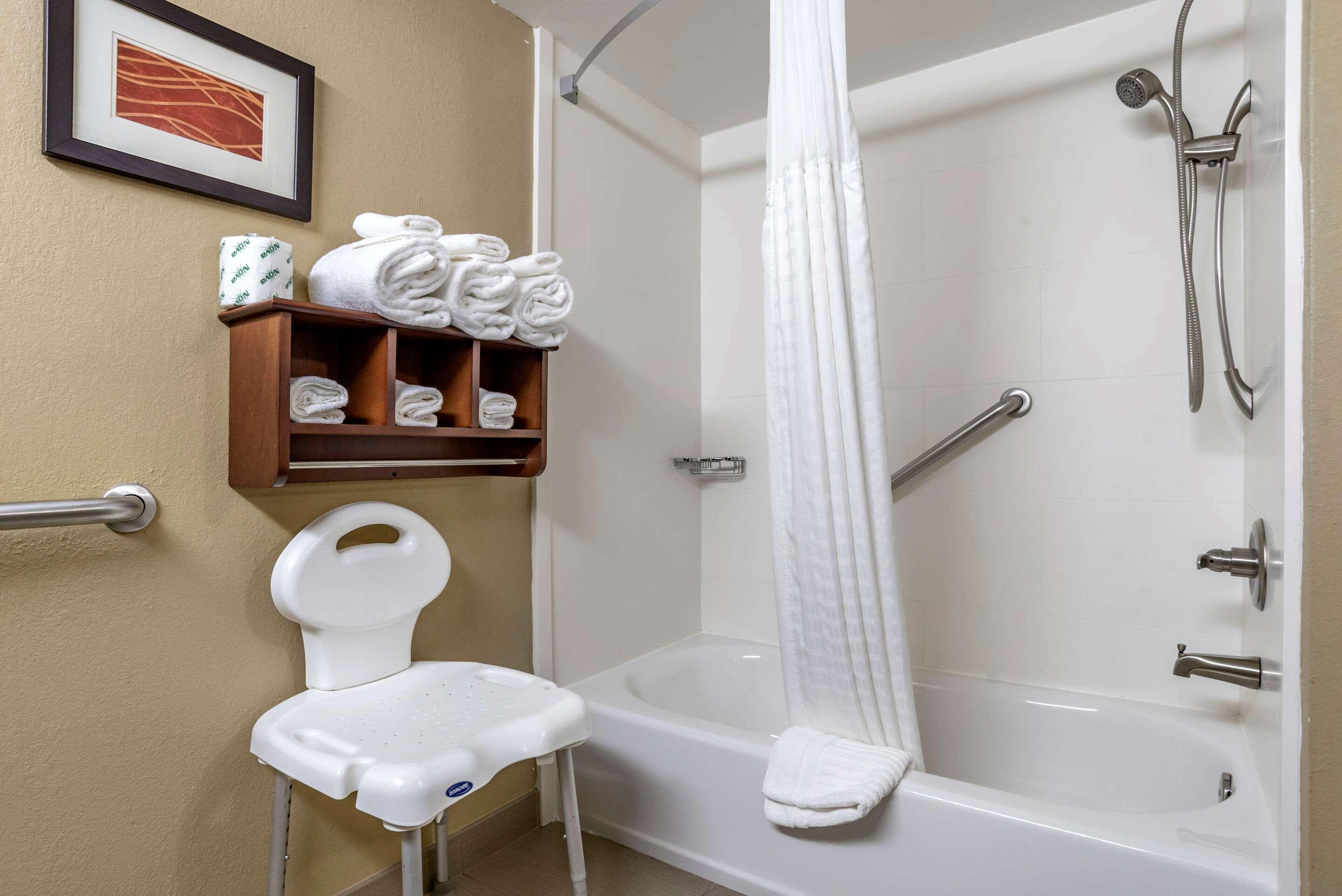 Comfort Inn & Suites Leeds I-20 Екстериор снимка