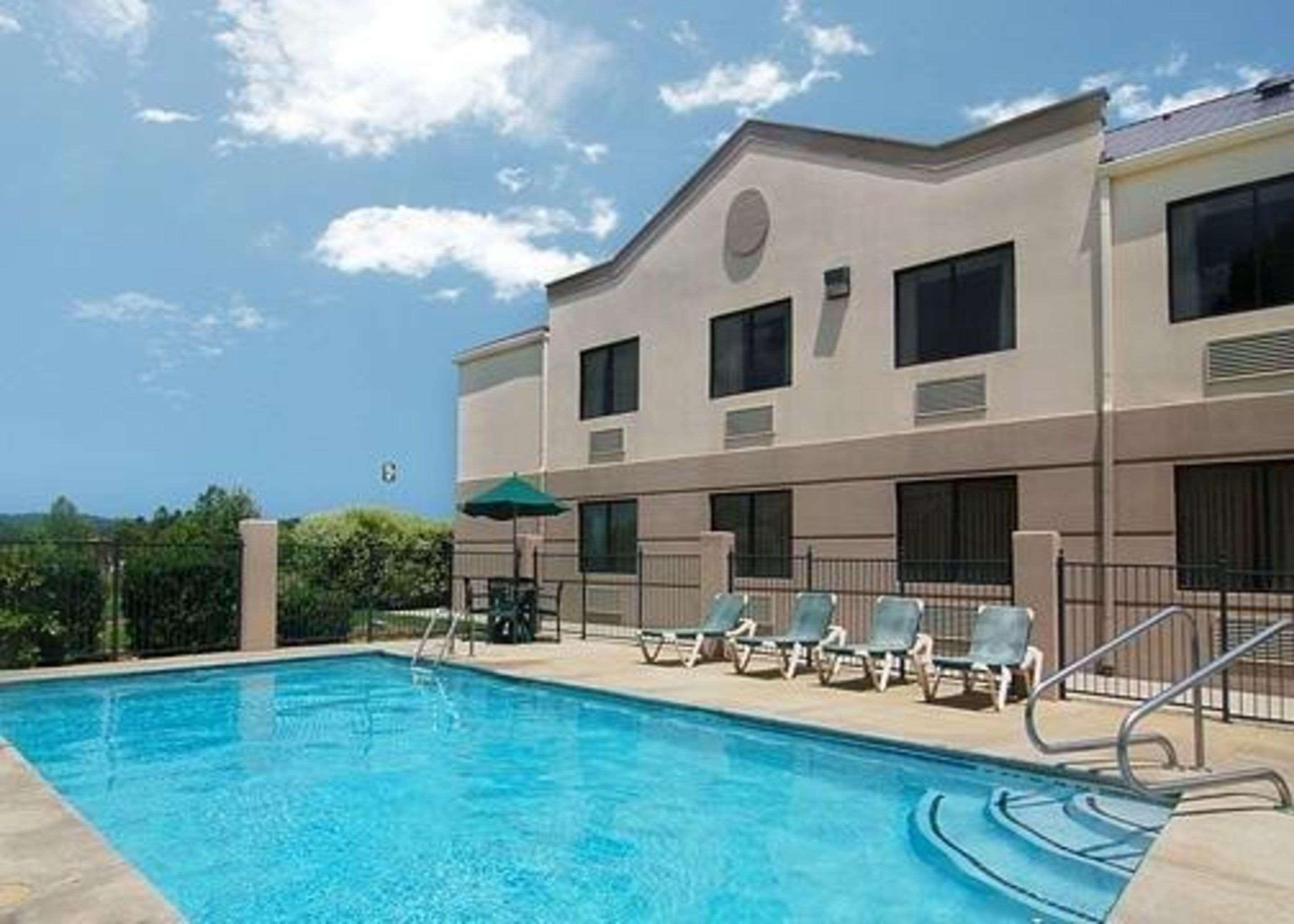 Comfort Inn & Suites Leeds I-20 Екстериор снимка