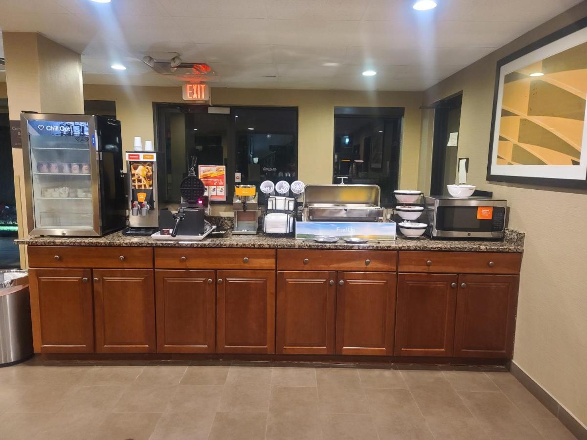 Comfort Inn & Suites Leeds I-20 Екстериор снимка